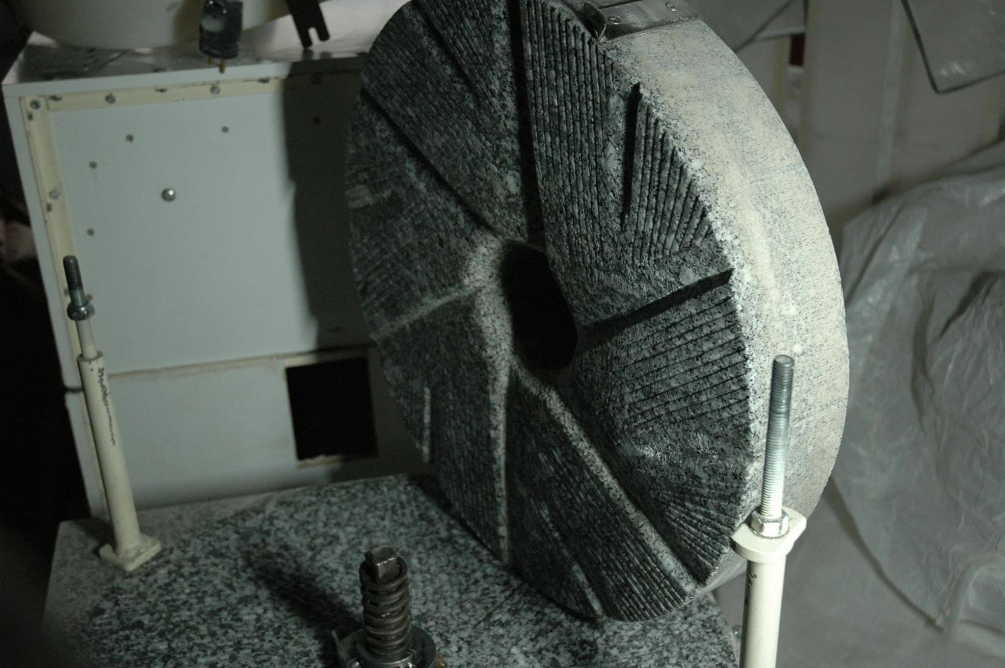 Meule de granit du moulin Astrié (tournante en suspension)